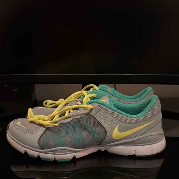 Nike Shoes - Nike Flex Trainer 2